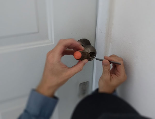 bremerhavener-schluesseldienst-arbeiter-bei-der-arbeit